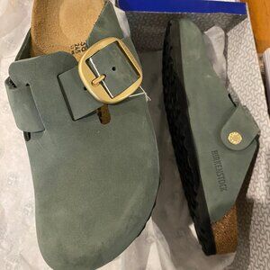 NIB narrow fit size 38 birkenstocks in Thyme green. Never worn.